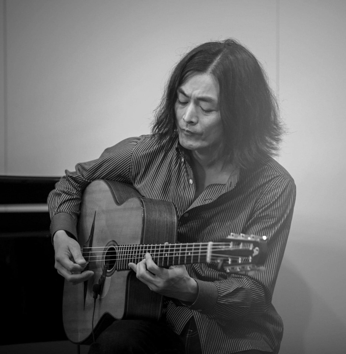 プロフィール写真：井上 知樹（ジプシースウィング・ギター）　- Tomoki Inoue -